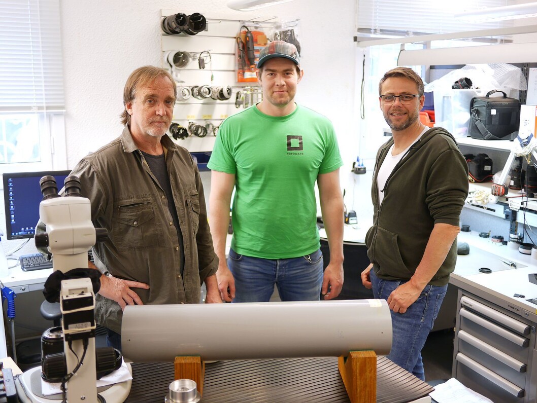 Vegard Kvamme (f. h.), Magnus Hansen og Arild Johansen i FotoCare. I forgrunnen en Infinity collimator. Foto: Stian Sønsteng Vegard Kvamme (f. h.), Magnus Hansen og Arild Johansen i FotoCare. I forgrunnen en Infinity collimator. Foto: Stian Sønsteng