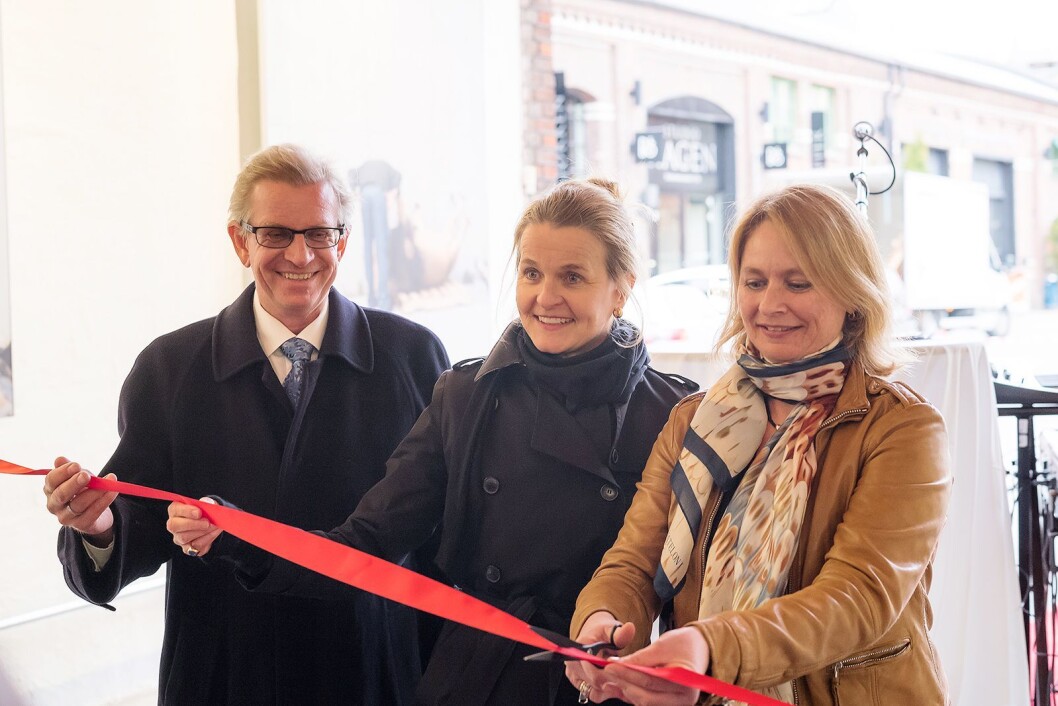 Daglig leder Egil Bjørne Rosenverd i Interfoto, Karin Rehn-Kaufmann i Leica Camera AG og Katrine Adler-Gjerde i Bresson AS foretok den offisielle åpningen av Leica Store Oslo. Foto: Erling Maartmann-Moe Daglig leder Egil Bjørne Rosenverd i Interfoto, Karin Rehn-Kaufmann i Leica Camera AG og Katrine Adler-Gjerde i Bresson AS foretok den offisielle åpningen av Leica Store Oslo. Foto: Erling Maartmann-Moe
