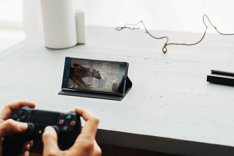 Xperia XZ Premium kan kobles til en PlayStation4-konsoll, slik at man kan spille direkte på mobilskjermen med 4K-oppløsning..