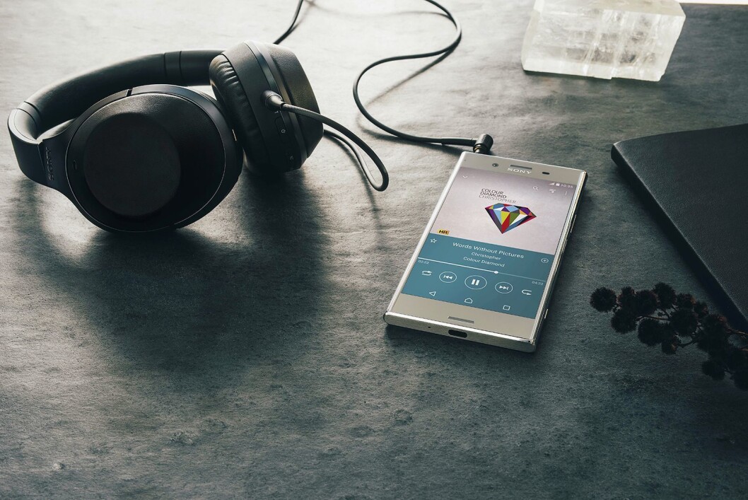 XZ Premium har Hi-Res Audio og DSEE HX-teknologi. Telefonen skalerer opp strømmede og MP3-låter, og med LDAC aktivert overføres tre ganger mer lyddata sammenlignet med normal Bluetooth.. XZ Premium har Hi-Res Audio og DSEE HX-teknologi. Telefonen skalerer opp strømmede og MP3-låter, og med LDAC aktivert overføres tre ganger mer lyddata sammenlignet med normal Bluetooth..