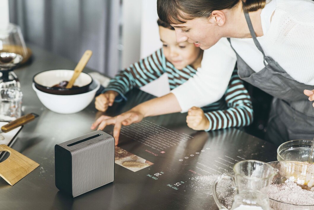 Slik ser Sony Mobile for seg at Xperia Touch kan brukes, til å vise oppskriften direkte på kjøkkenbenken.. Slik ser Sony Mobile for seg at Xperia Touch kan brukes, til å vise oppskriften direkte på kjøkkenbenken..