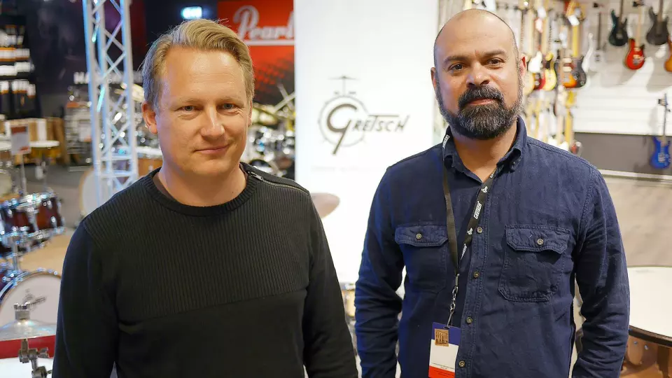 Sebastian Johannesson (t. v.) og Jens Heath utgjør Skandinavia-kontoret til Gewa Music. Her er de ved Gitarhuset Alna. Foto: Stian Sønsteng