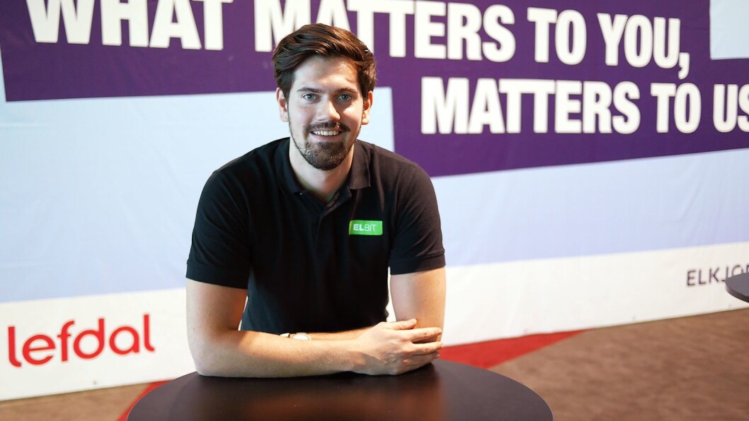 Alexander Hellesnes er opplæringsansvarlig for Elkjøp Norge AS og Lefdal Elektromarked AS, eller «People Development Manager» som det heter i epost-signaturen hans. Foto: Stian Sønsteng Alexander Hellesnes er opplæringsansvarlig for Elkjøp Norge AS og Lefdal Elektromarked AS, eller «People Development Manager» som det heter i epost-signaturen hans. Foto: Stian Sønsteng