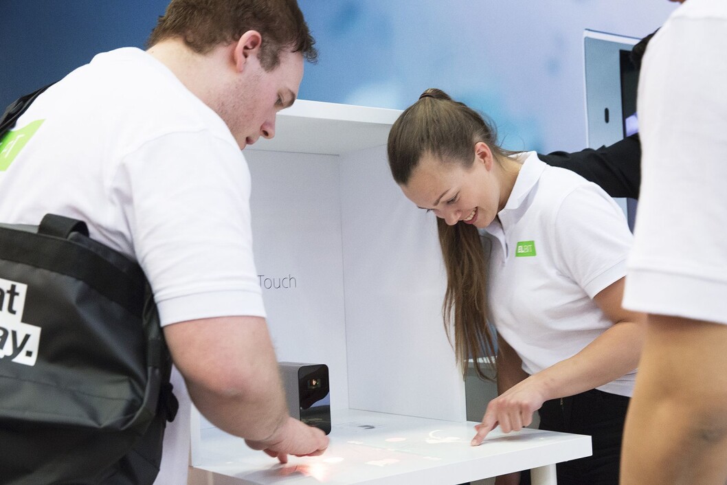 Hos Sony Mobile Communications prøvde de butikkansatte smartproduktet Xperia Touch, som projiserer et berøringssensitivt bilde. Foto: Elkjøp/Lars Holand Hos Sony Mobile Communications prøvde de butikkansatte smartproduktet Xperia Touch, som projiserer et berøringssensitivt bilde. Foto: Elkjøp/Lars Holand