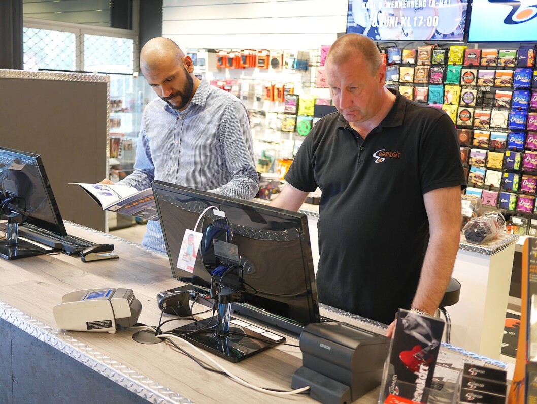 Arslan Qureshi (t. v.) og Magne A. Iversen er to av seks ansatte ved Gitarhuset Megastore på Alnabru.. Arslan Qureshi (t. v.) og Magne A. Iversen er to av seks ansatte ved Gitarhuset Megastore på Alnabru..