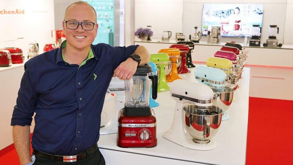 Tommy H. Myhre, kategoridirektør for småelektriske produkter i Elkjøp Nordic AS, trekker frem KitchenAid som et spennende varemerke. Foto: Stian Sønsteng