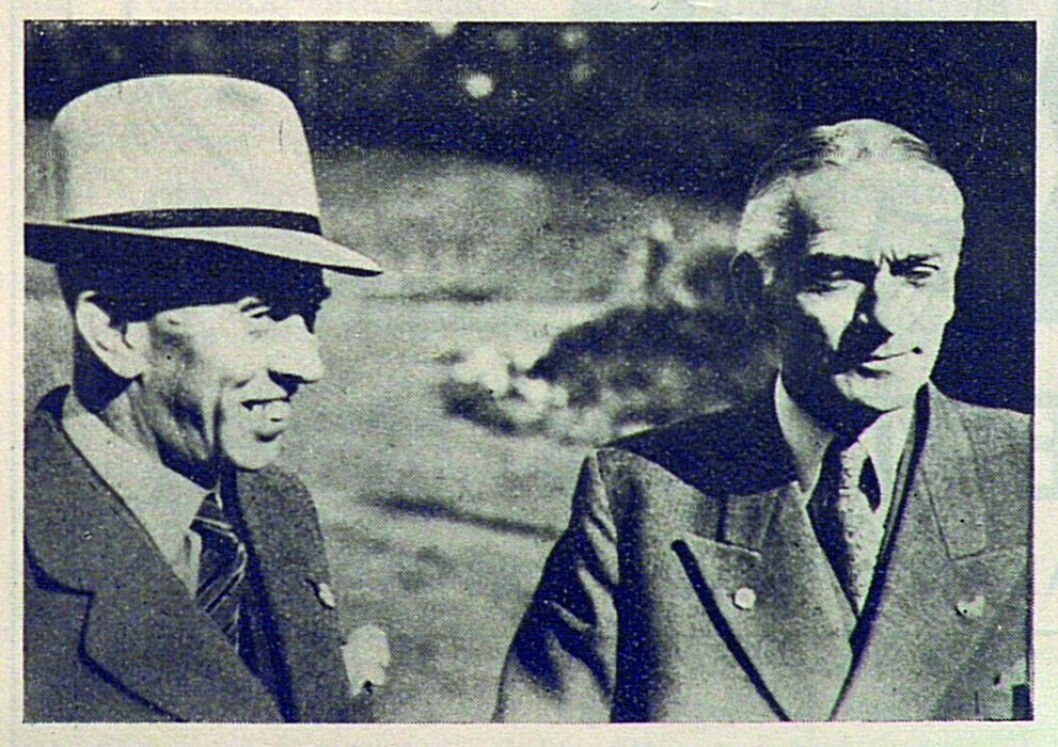Sv. Holmsen forelegger C. Langøe Conradsen et intrikat problem.. Sv. Holmsen forelegger C. Langøe Conradsen et intrikat problem..