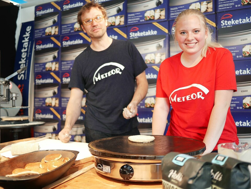 Håvid Engmark og niesen Vårild Engmark bød på mat tilberedt på den norskproduserte steketakken Meteor. Foto: Stian Sønsteng