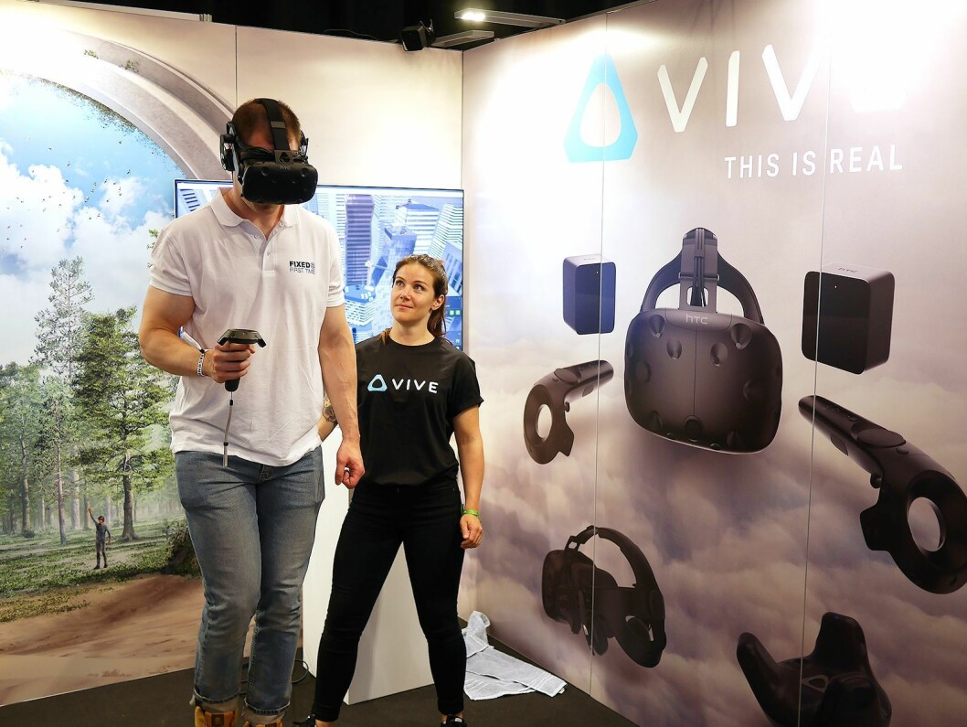Mange av de 3.500 som var innom Elbit benyttet anledningen til å prøve HTCs VR-sett Vive. Foto: Stian Sønsteng