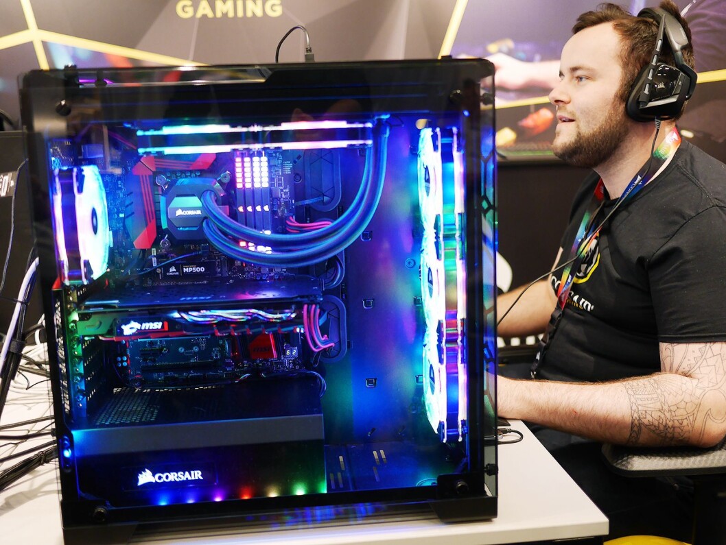 Corsair har bygd denne PCen, med komponenter som Elkjøp og Lefdal selger. Foto: Stian Sønsten Corsair har bygd denne PCen, med komponenter som Elkjøp og Lefdal selger. Foto: Stian Sønsten