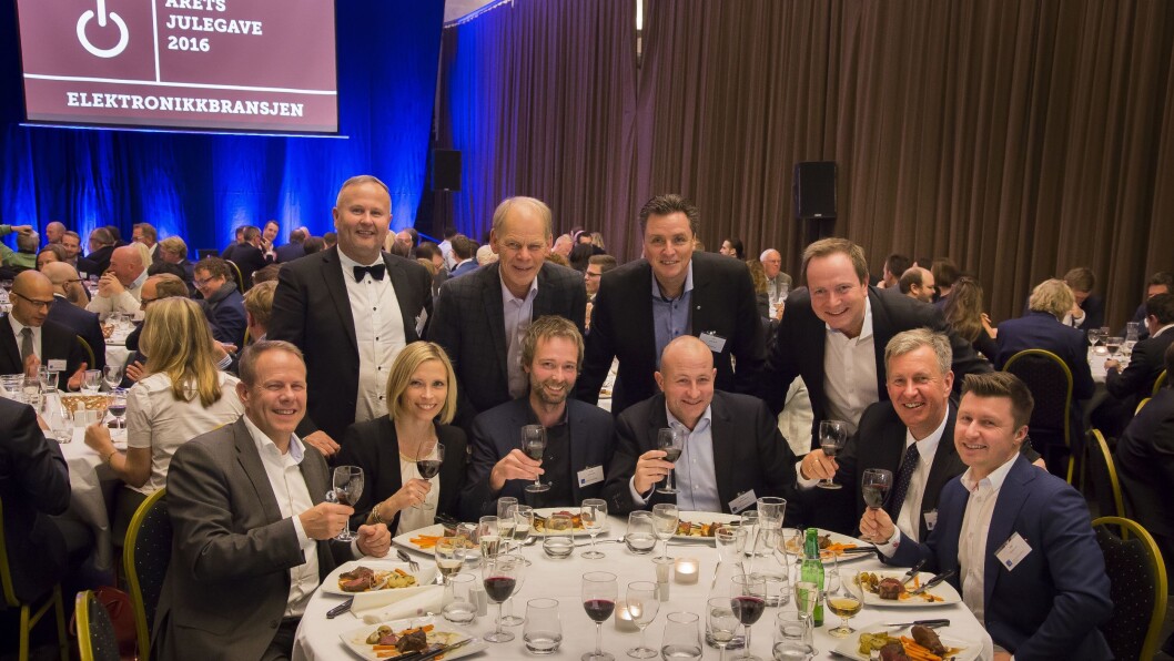 Fra fjorårets kåring. Foran fra venstre Trond Gjertsen og Tonje Angell (Canon), Bernt Risøy og Trond Sandstrøm (Philips), Anders Liland og Morten Hoff (Wilfa). Bak f. v. Richard Hauffen (Yamaha), Terje Gudmundsen (Euronics), Ragnar Eknes (Gram) og Roger Wollan (Wilfa). Foto: Tore Skaar Fra fjorårets kåring. Foran fra venstre Trond Gjertsen og Tonje Angell (Canon), Bernt Risøy og Trond Sandstrøm (Philips), Anders Liland og Morten Hoff (Wilfa). Bak f. v. Richard Hauffen (Yamaha), Terje Gudmundsen (Euronics), Ragnar Eknes (Gram) og Roger Wollan (Wilfa). Foto: Tore Skaar