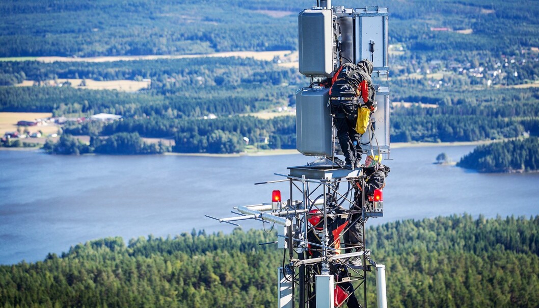 Dab-nettet er klart, nå slukkes FM-sendingene for de store kanalene. Her fra monteringen av dab-senderne på Viktjernåsen i Trøgstad i Østfold. Foto: Norkring Dab-nettet er klart, nå slukkes FM-sendingene for de store kanalene. Her fra monteringen av dab-senderne på Viktjernåsen i Trøgstad i Østfold. Foto: Norkring