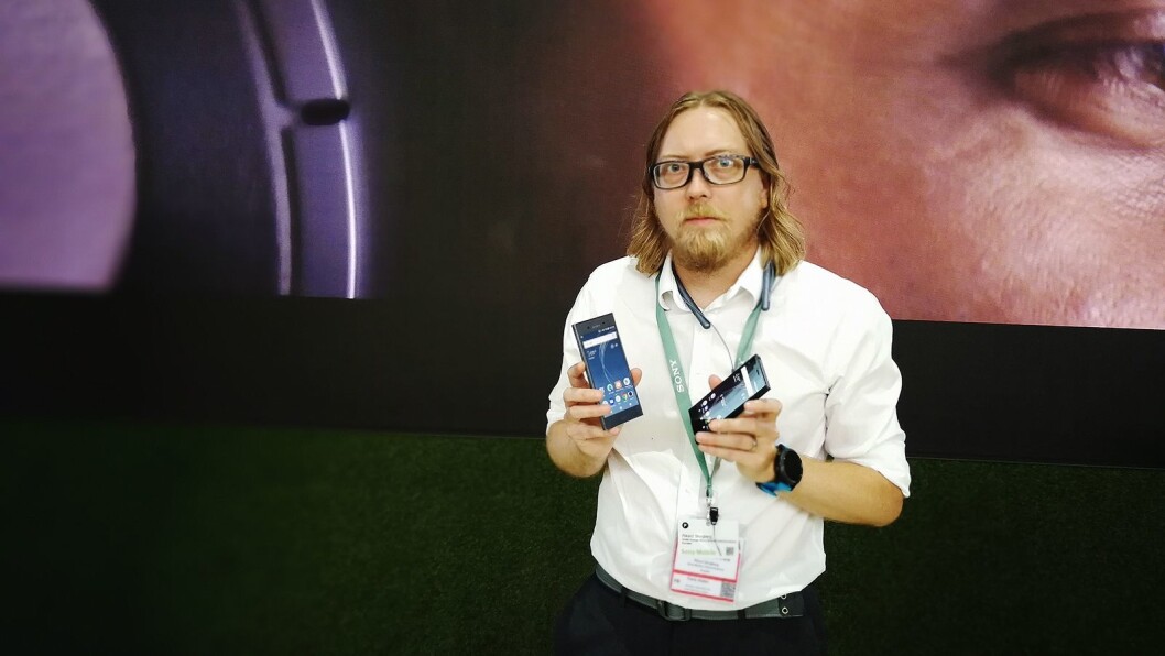 Nordisk produkt- og PR-sjef for Sony Mobile, Rikard Skogberg, viser fram Xperia XZ1 og XZ1 Compact. Foto: Marte Ottemo Nordisk produkt- og PR-sjef for Sony Mobile, Rikard Skogberg, viser fram Xperia XZ1 og XZ1 Compact. Foto: Marte Ottemo