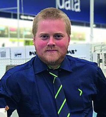Varehussjef på Elkjøp Lyngdal, Roy Arild Tobiassen, venter nytt oppsving i dab-salget i september, når P4 og Radio Norge stenger sine FM-sendinger. Foto: Elkjøp Varehussjef på Elkjøp Lyngdal, Roy Arild Tobiassen, venter nytt oppsving i dab-salget i september, når P4 og Radio Norge stenger sine FM-sendinger. Foto: Elkjøp