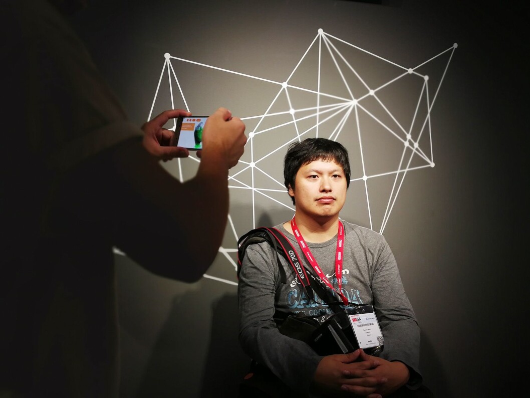 Det var mange som ville teste 3D-funksjonen på de nye Sony-mobilene på IFA. Foto: Marte Ottemo Det var mange som ville teste 3D-funksjonen på de nye Sony-mobilene på IFA. Foto: Marte Ottemo