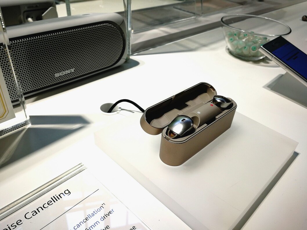 De trådløse proppene WF-1000X kommer i et etui som lar deg lade dem opp to ekstra ganger. Foto: Marte Ottemo De trådløse proppene WF-1000X kommer i et etui som lar deg lade dem opp to ekstra ganger. Foto: Marte Ottemo