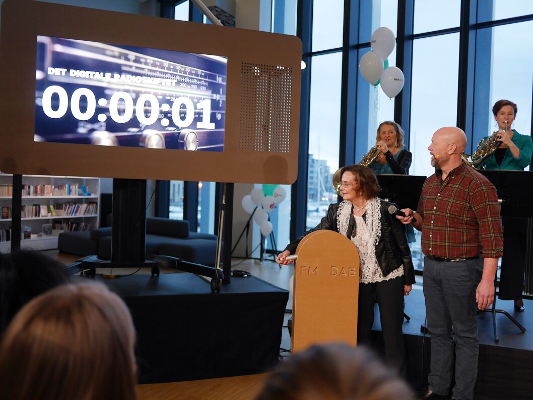 NRK Nordland-lytter, Berit Olderskog, drar i den symbolske spaken da FM-nettet i Nordland blir slukket 11. januar kl. 11.11. Til høyre programleder Geir Schau i Radio Norge. Foto: Stian Sønsteng NRK Nordland-lytter, Berit Olderskog, drar i den symbolske spaken da FM-nettet i Nordland blir slukket 11. januar kl. 11.11. Til høyre programleder Geir Schau i Radio Norge. Foto: Stian Sønsteng