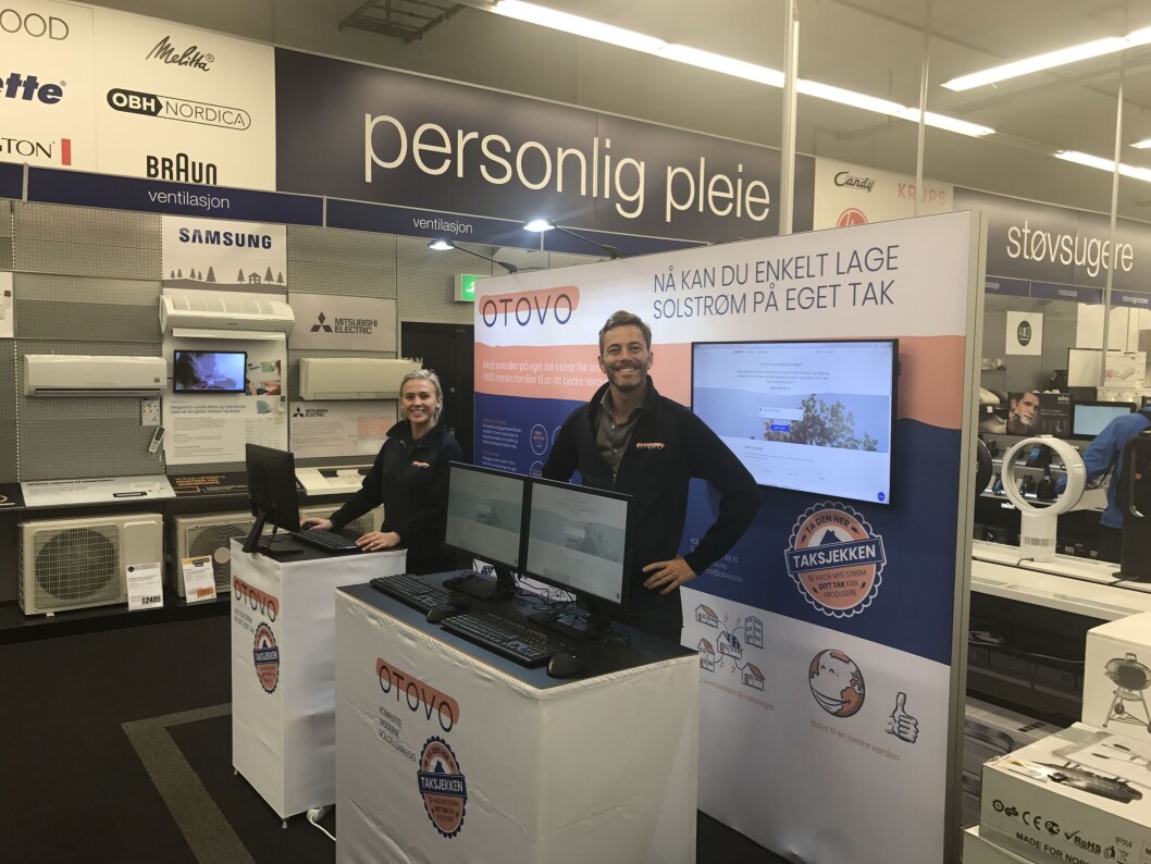 Christel Mathiesen og Andreas Thorsheim fra Otovo står i butikken på Elkjøp Lørenskog på første salgsdag med solceller. Foto: Otovo Christel Mathiesen og Andreas Thorsheim fra Otovo står i butikken på Elkjøp Lørenskog på første salgsdag med solceller. Foto: Otovo