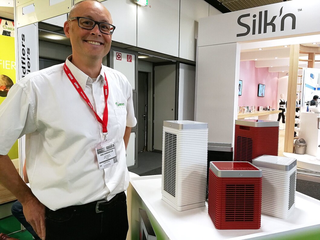 Jarle Karlsrud, daglig leder i Bedre Inneklima, skal lansere varmeovnene på bildet i det norske markedet i høst. Foto: Marte Ottemo Jarle Karlsrud, daglig leder i Bedre Inneklima, skal lansere varmeovnene på bildet i det norske markedet i høst. Foto: Marte Ottemo