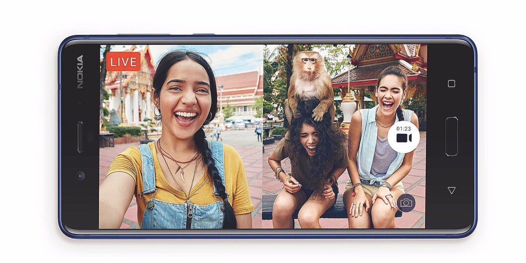 Ved å bruke både front- og hovedkameraet lager Nokia 8 bilder og video med delt skjerm, slik at den som tar bildet også kan være med. Foto: Nokia Ved å bruke både front- og hovedkameraet lager Nokia 8 bilder og video med delt skjerm, slik at den som tar bildet også kan være med. Foto: Nokia