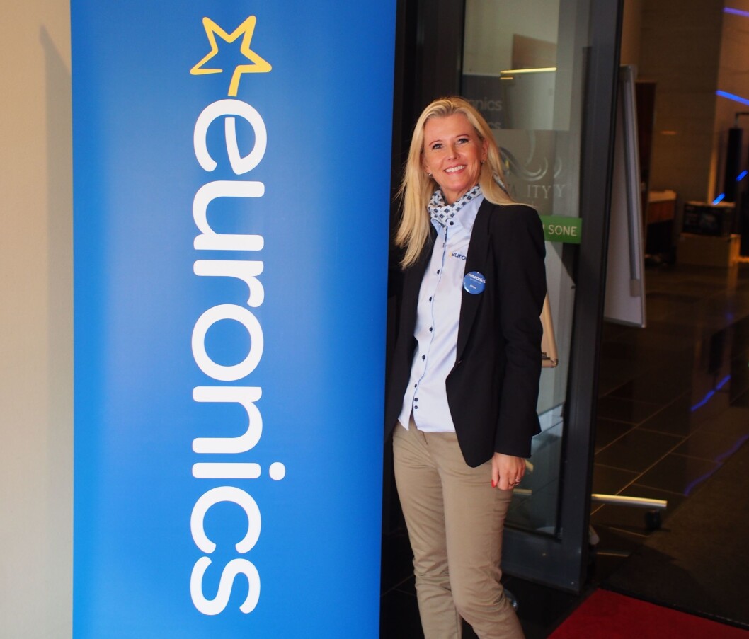 Kirsti Berg viser stolt frem den nye Euronics logoen. Foto: Jan Røsholm Kirsti Berg viser stolt frem den nye Euronics logoen. Foto: Jan Røsholm