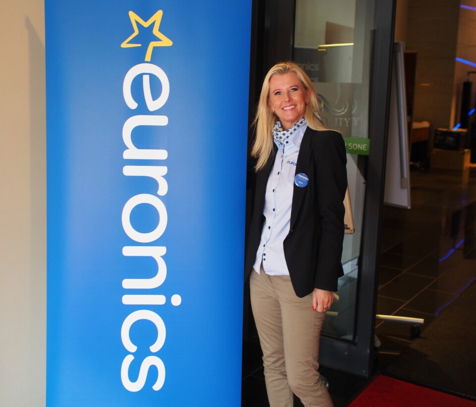 Kirsti Berg viser stolt frem den nye Euronics logoen. Foto: Jan Røsholm