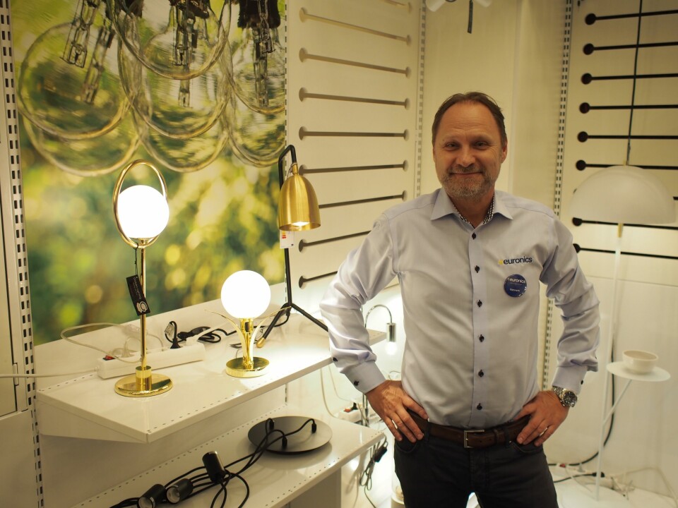 Kjedeleder Kenneth Baltzersen foran et lite utvalg lamper. Kjeden tilbyr 800 varelinjer innen kategorien. Foto: Jan Røsholm