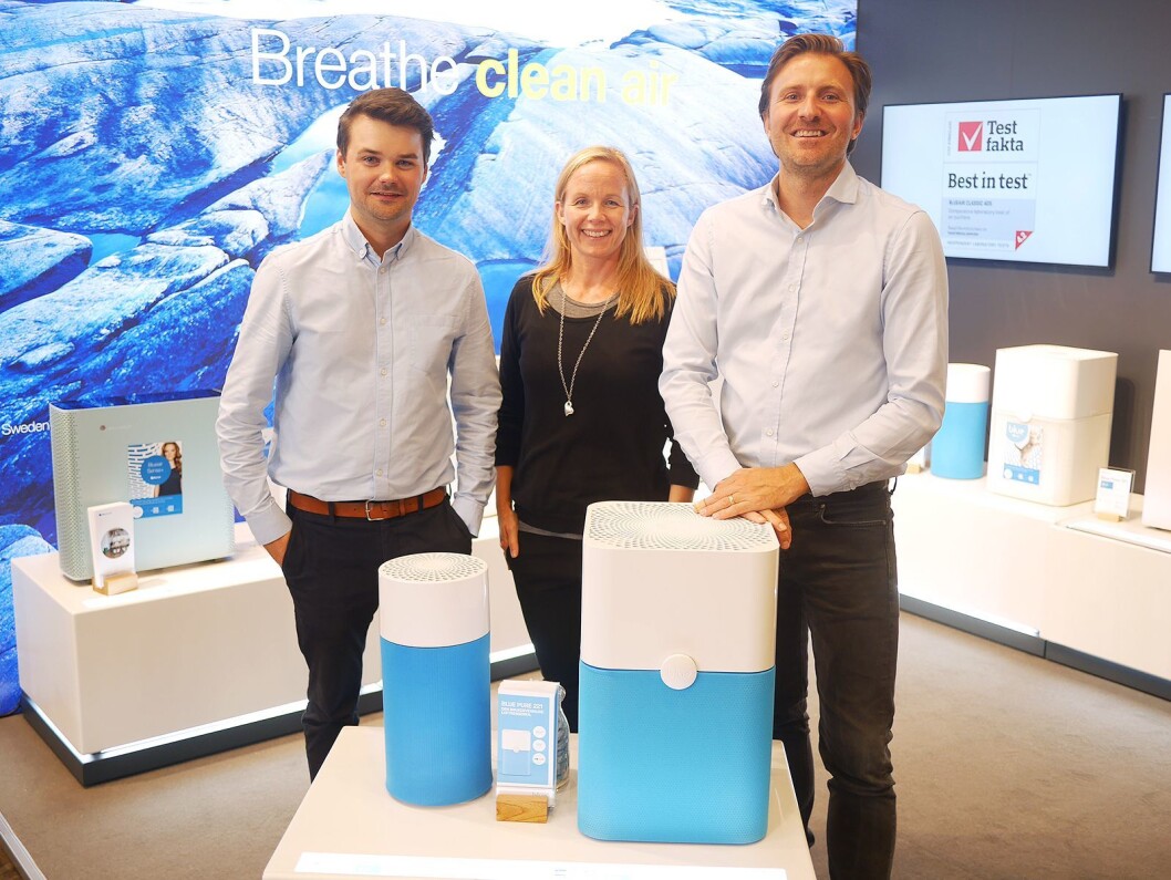 Martin Leek (f. v.), Heidi Åkerblom og Alexander Provins i svenske Blueair AB viste blant annet luftrenserne Blue Pure 411 (t. v.) og Blue Pure 221. Foto: Stian Sønsteng Martin Leek (f. v.), Heidi Åkerblom og Alexander Provins i svenske Blueair AB viste blant annet luftrenserne Blue Pure 411 (t. v.) og Blue Pure 221. Foto: Stian Sønsteng