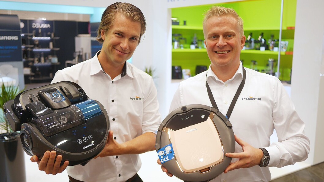 Mikkel Alme og Thomas Marthinsen i Power med robotstøvsugerne Samsung SR20J9040W og Philips SmartPro FC8832/01. Foto: Stian Sønsteng Mikkel Alme og Thomas Marthinsen i Power med robotstøvsugerne Samsung SR20J9040W og Philips SmartPro FC8832/01. Foto: Stian Sønsteng