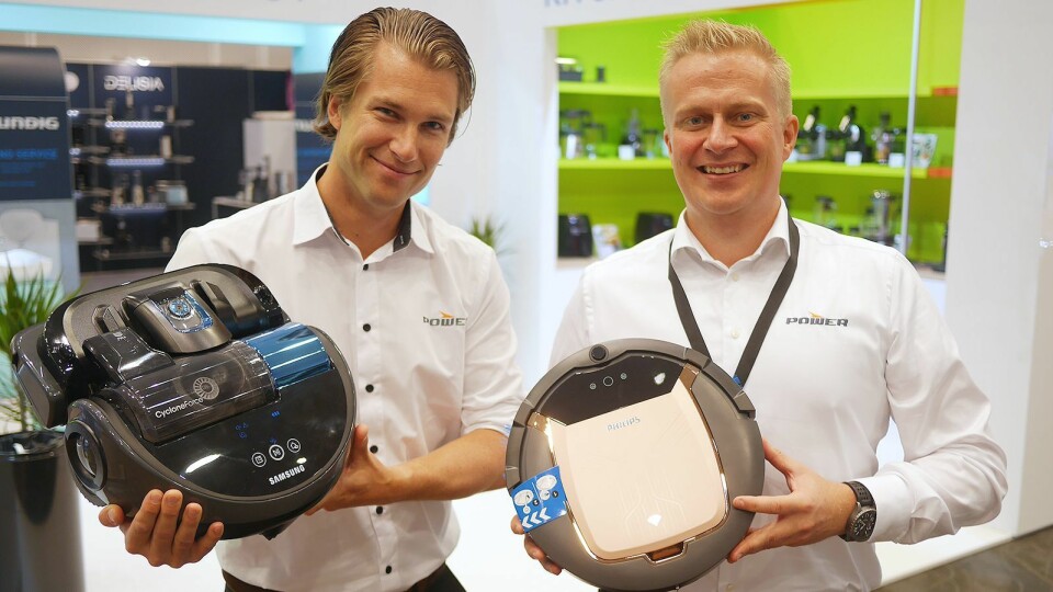 Mikkel Alme og Thomas Marthinsen i Power med robotstøvsugerne Samsung SR20J9040W og Philips SmartPro FC8832/01. Foto: Stian Sønsteng