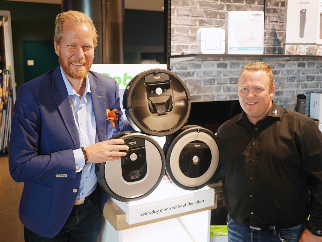 Nøkkelkundesjef Randulf Rossbach (t. v.) og distriktssjef Pål Schau i Witt A/S med iRoobot Roomba 980 (øverst), 965 og 891 – sistnevnte er helt ny. Foto: Stian Sønsteng Nøkkelkundesjef Randulf Rossbach (t. v.) og distriktssjef Pål Schau i Witt A/S med iRoobot Roomba 980 (øverst), 965 og 891 – sistnevnte er helt ny. Foto: Stian Sønsteng