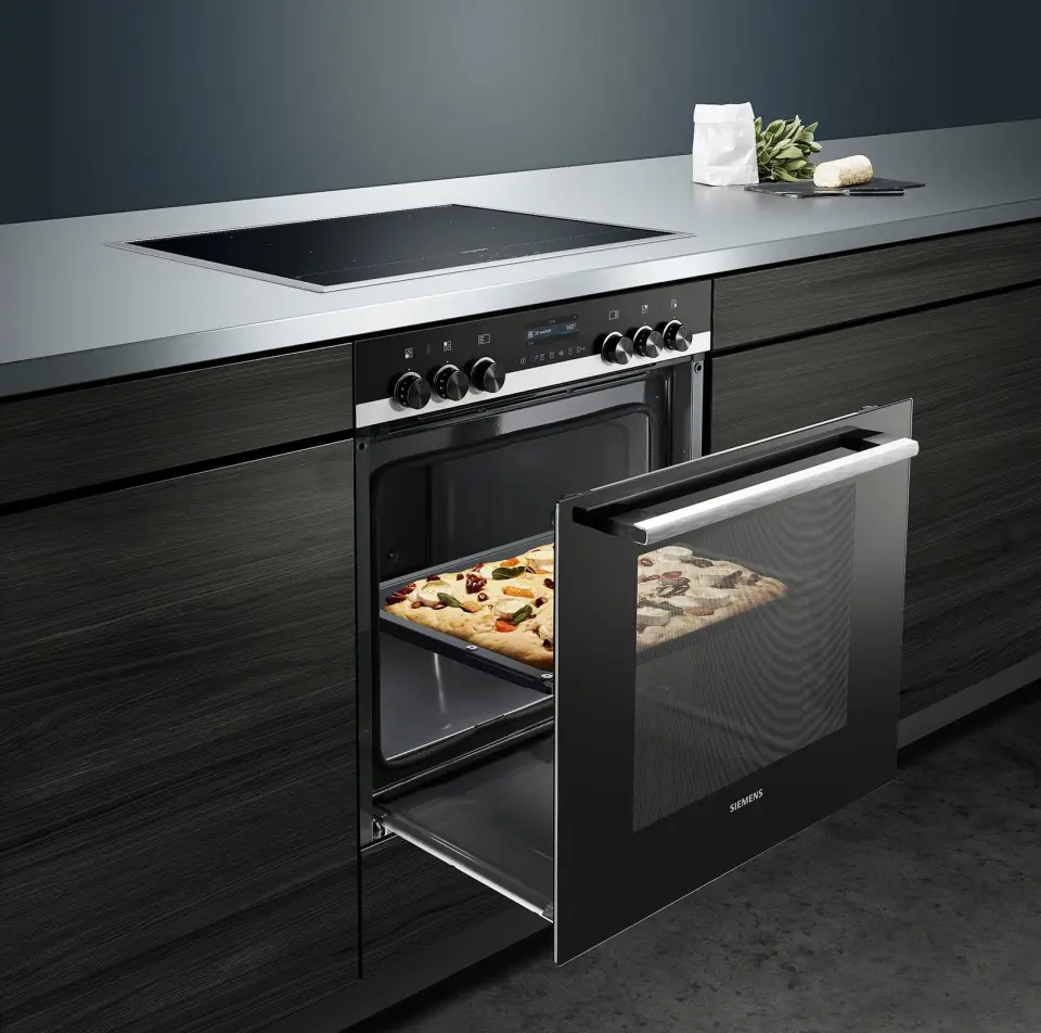 Du kan snakke til Siemens’ nye iQ500-ovn via Home Connect og Amazon Alexa. Foto: Siemens Du kan snakke til Siemens’ nye iQ500-ovn via Home Connect og Amazon Alexa. Foto: Siemens