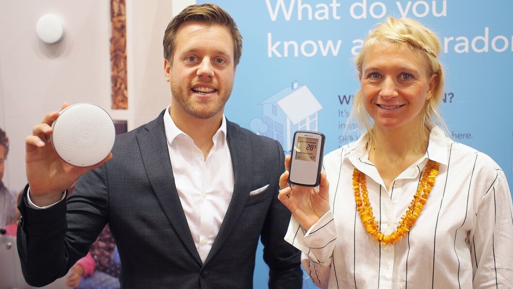 Anders Follerås og Pippa Boothman viser frem begge modellene av radonmålere. Anders Follerås og Pippa Boothman viser frem begge modellene av radonmålere.