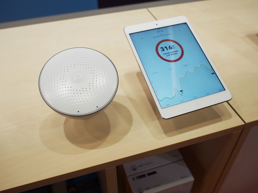 Airthings radonmåler består av en sensor og en app. I appen får du kontinuerlig måleresultater. Airthings radonmåler består av en sensor og en app. I appen får du kontinuerlig måleresultater.