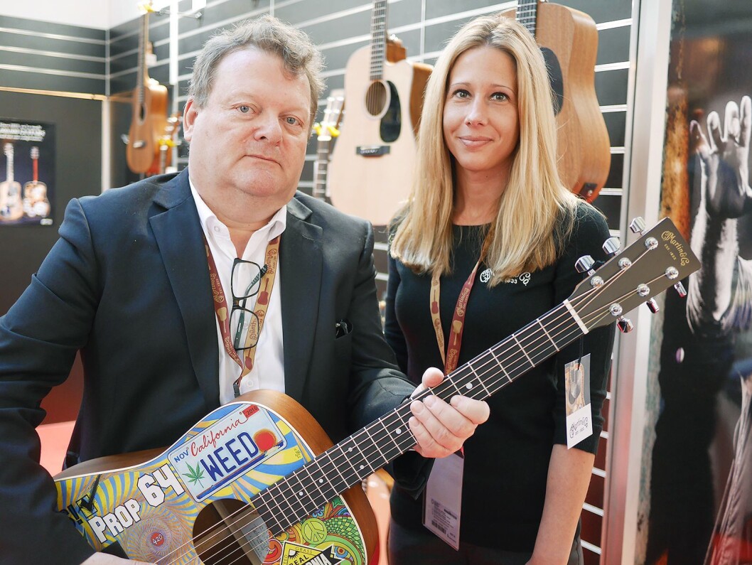 Daglig leder Erik Østby i EM Nordic AS er gjenvalgt som leder i Musikkbransjerådet. Her er han sammen med internasjonal salgssjef Theresa L. Hoffman i C. F. Martin & Co under Musikmesse i Frankfurt. Foto: Stian Sønsteng. Daglig leder Erik Østby i EM Nordic AS er gjenvalgt som leder i Musikkbransjerådet. Her er han sammen med internasjonal salgssjef Theresa L. Hoffman i C. F. Martin & Co under Musikmesse i Frankfurt. Foto: Stian Sønsteng.
