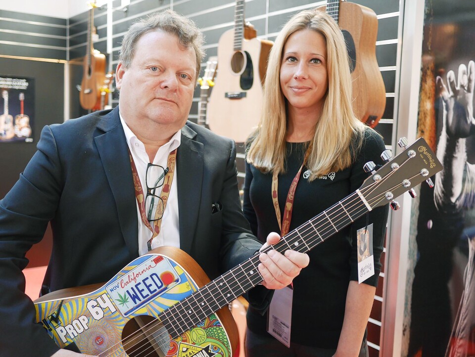 Daglig leder Erik Østby i EM Nordic AS er gjenvalgt som leder i Musikkbransjerådet. Her er han sammen med internasjonal salgssjef Theresa L. Hoffman i C. F. Martin & Co under Musikmesse i Frankfurt. Foto: Stian Sønsteng.
