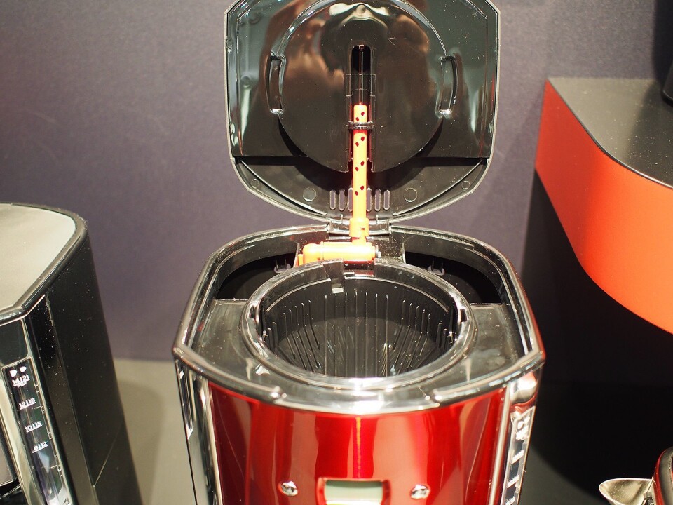 Vannet dusjes over kaffefilteret fra forskjellige vinkler via små hull i tilførselsrøret.