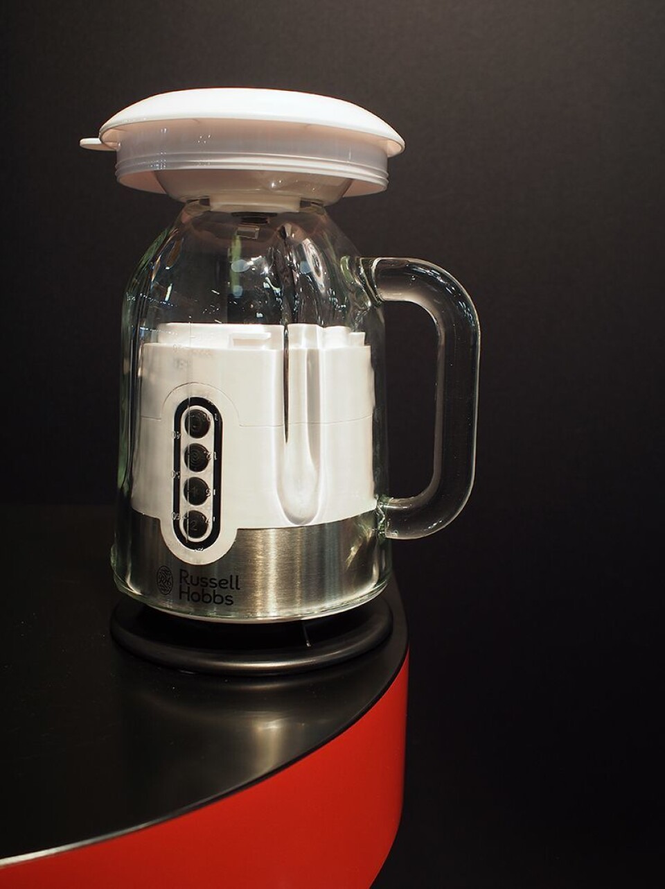 Når blenderen ikke brukes, pakkes den sammen slik at størrelsen halveres.