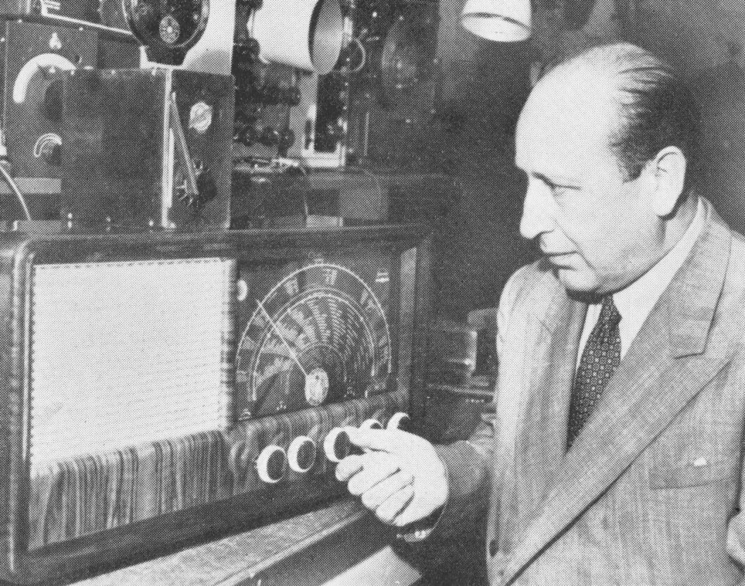 Dette bildet av Jan Wessel er fra 1952. På radioen står Wessels første rørradio R2 fra 1926. Bildet er fra Fredrik C. Hildischs historiske arkiv. Dette bildet av Jan Wessel er fra 1952. På radioen står Wessels første rørradio R2 fra 1926. Bildet er fra Fredrik C. Hildischs historiske arkiv.