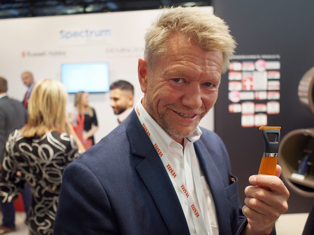 Roger Berg i Target med den nye elektriske barberhøvelen fra Remington. Roger Berg i Target med den nye elektriske barberhøvelen fra Remington.