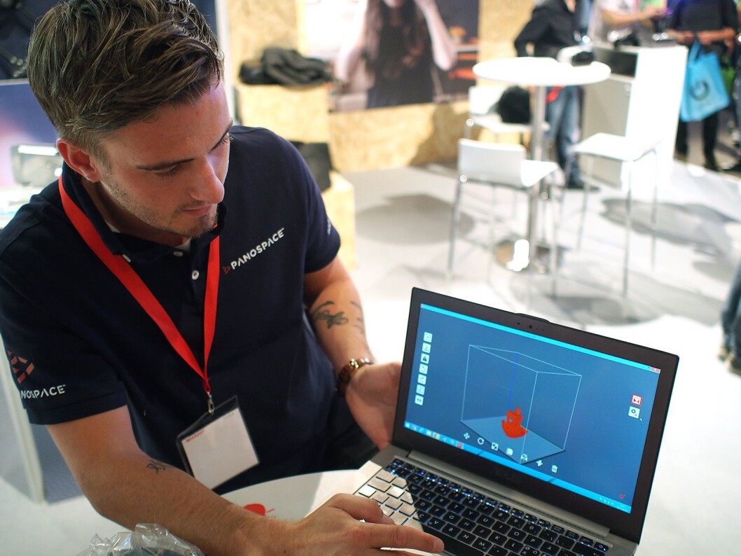 Ted Muchow viser frem designprogrammet til 3D-skriveren Ted Muchow viser frem designprogrammet til 3D-skriveren