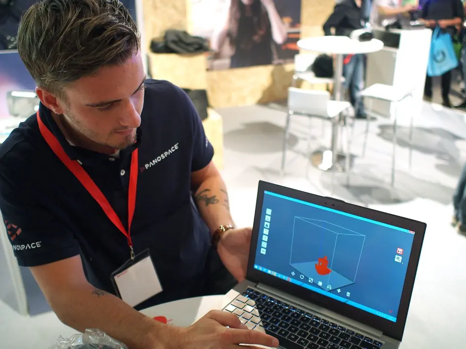 Ted Muchow viser frem designprogrammet til 3D-skriveren Ted Muchow viser frem designprogrammet til 3D-skriveren