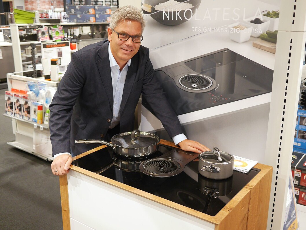 Salgs- og distriktssjef Kenneth Brynli i Eico med platetoppen Nicola Tesla med innebygd ventilator, utstilt ved Power Drammen. Foto: Stian Sønsteng Salgs- og distriktssjef Kenneth Brynli i Eico med platetoppen Nicola Tesla med innebygd ventilator, utstilt ved Power Drammen. Foto: Stian Sønsteng