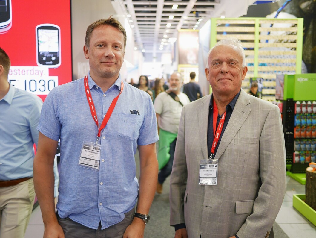 Produktsjef Christian Åkre (t .v.) og daglig leder Jan Inge Solheim i Spaceworld Soundgarden AS i messehallene på IFA. Foto: Stian Sønsteng Produktsjef Christian Åkre (t .v.) og daglig leder Jan Inge Solheim i Spaceworld Soundgarden AS i messehallene på IFA. Foto: Stian Sønsteng