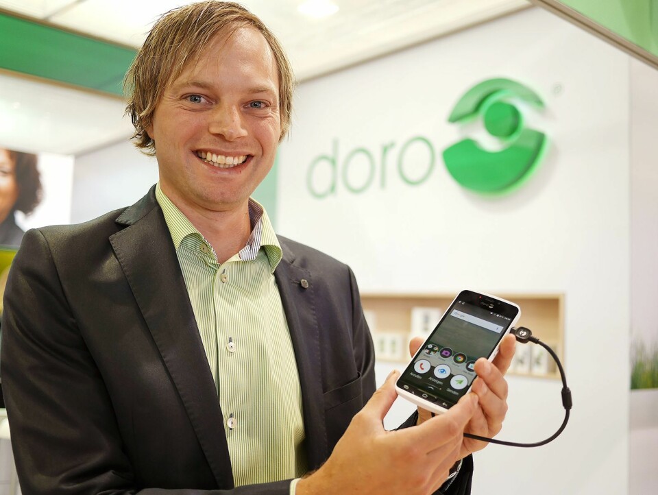 Anders Austad i Doro AB med smarttelefonen Doro 8040. Foto: Stian Sønsteng