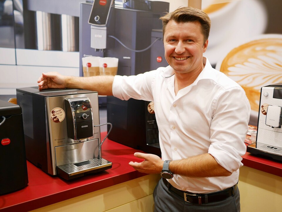 Morten Hoff, daglig leder og eier i Wilfa AS, med den helautomatiske kaffemaskinen Nivona 859. Foto: Stian Sønsteng