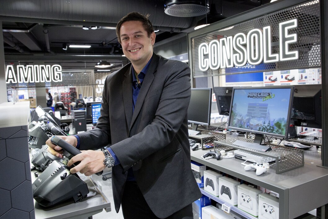 Administrerende direktør i Elkjøp og Lefdal i Norge, Fredrik Tønnesen, satte ny omsetningsrekord denne Black Friday. Foto: Elkjøp. Administrerende direktør i Elkjøp og Lefdal i Norge, Fredrik Tønnesen, satte ny omsetningsrekord denne Black Friday. Foto: Elkjøp.