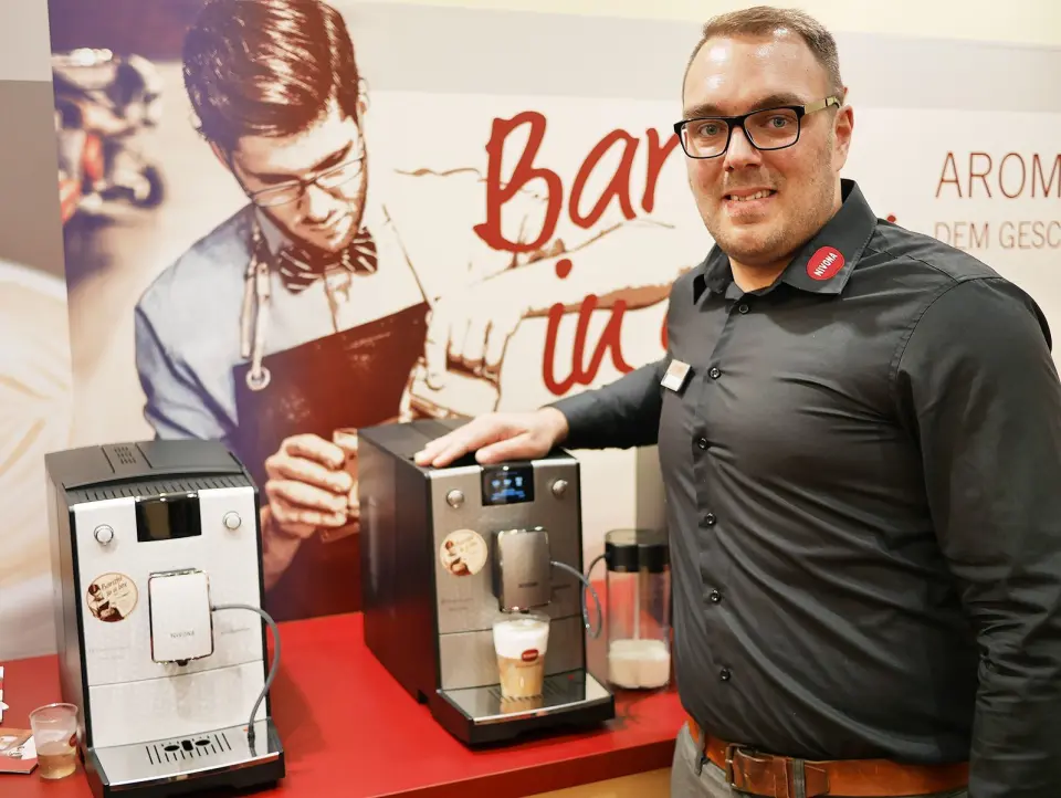 Kevin Kelly er teknisk sjef i Nivona Apparate GmBH i Nürnberg. Her med den helautomatiske kaffemaskinen 768. Foto: Stian Sønsteng Kevin Kelly er teknisk sjef i Nivona Apparate GmBH i Nürnberg. Her med den helautomatiske kaffemaskinen 768. Foto: Stian Sønsteng