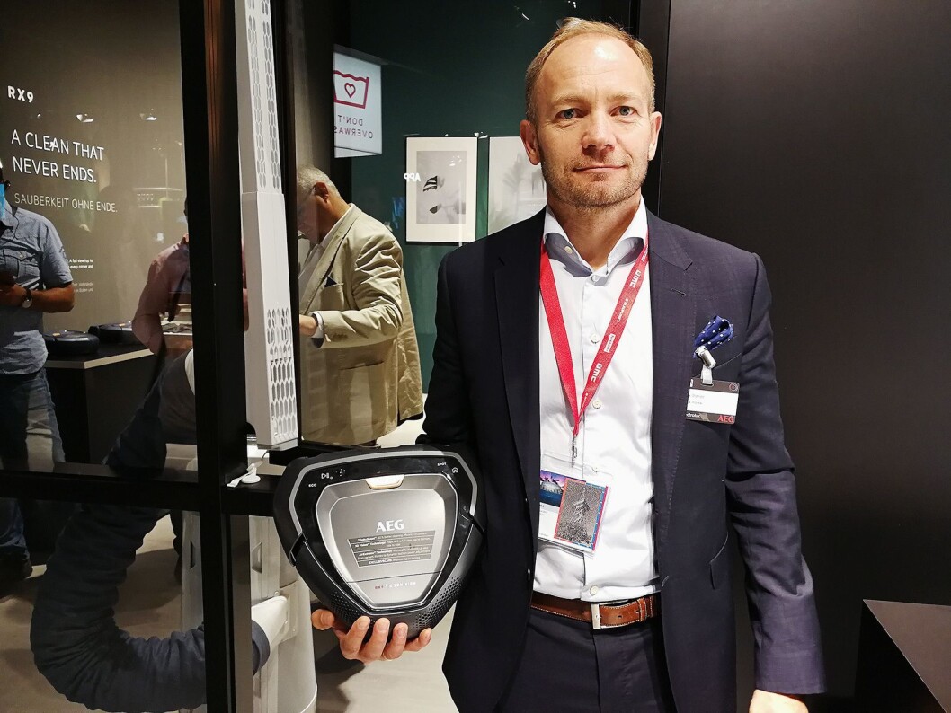 Hans-Erik Standal, nordisk nøkkelkundeansvarlig hos Electrolux, viser fram Purei9, selskapets nye, smarte robotstøvsuger. Foto: Marte Ottemo. Hans-Erik Standal, nordisk nøkkelkundeansvarlig hos Electrolux, viser fram Purei9, selskapets nye, smarte robotstøvsuger. Foto: Marte Ottemo.