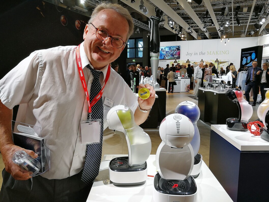 Martin Vinje, daglig leder i The Martin Vinje Company, viser fram den fargerike Nestlé Dolce Gusto Color kapselmaskinen. Foto: Marte Ottemo. Martin Vinje, daglig leder i The Martin Vinje Company, viser fram den fargerike Nestlé Dolce Gusto Color kapselmaskinen. Foto: Marte Ottemo.